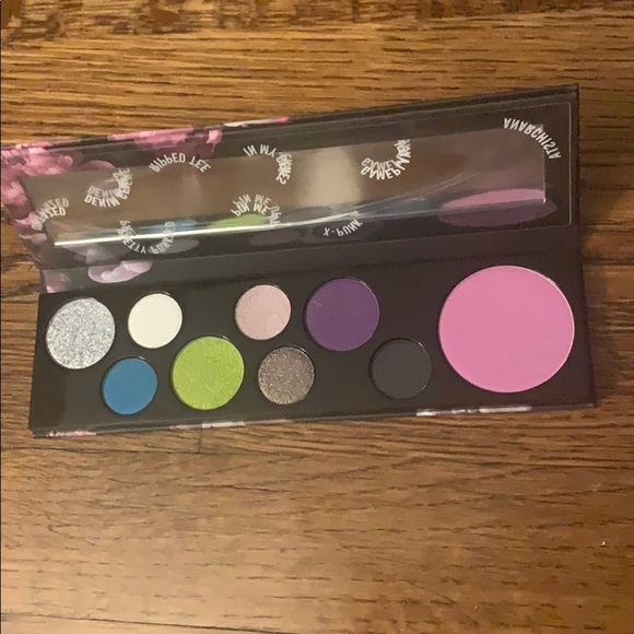 Mac Pretty Punk Eyeshadow and Highlight Pallete - Picture 2 of 4